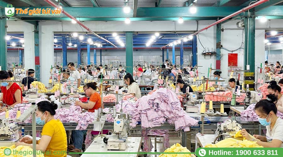 Đội ngũ nhân viên may lành nghề tại xưởng sản xuất Đại Việt Đội ngũ nhân viên may lành nghề tại xưởng sản xuất Đại Việt