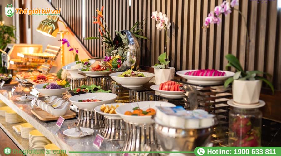 Bữa sáng buffet với nhiều món ăn hấp dẫn Bữa sáng buffet với nhiều món ăn hấp dẫn