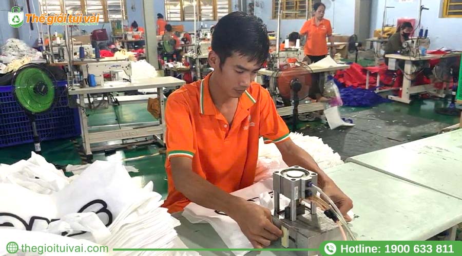 Các chi tiết túi vải không dệt được dập từ khuôn