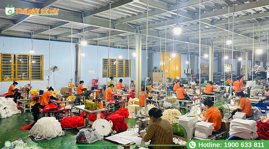 Các thợ may đang gia công hoàn thiện túi Các thợ may đang gia công hoàn thiện túi