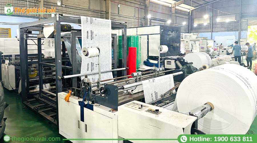 Cận cảnh các máy in hiện đại đang hoạt động tại Thế Giới Túi Vải