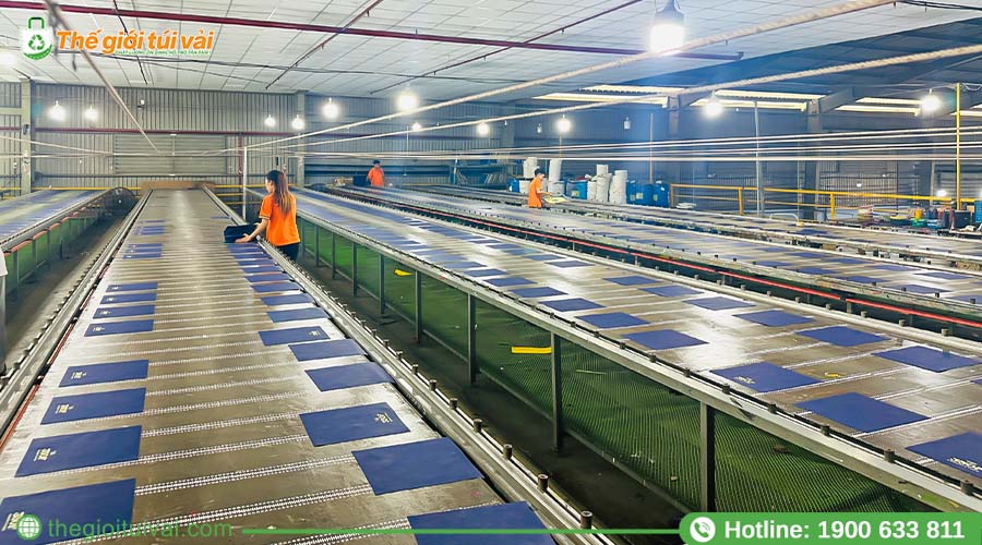 Dây chuyền in lụa hoặc máy in lụa cuộn đang hoạt động Dây chuyền in lụa hoặc máy in lụa cuộn đang hoạt động