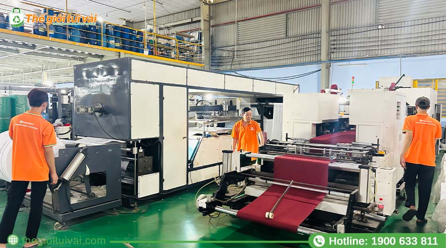 Dây chuyền sản xuất tự động và công nhân đang làm việc