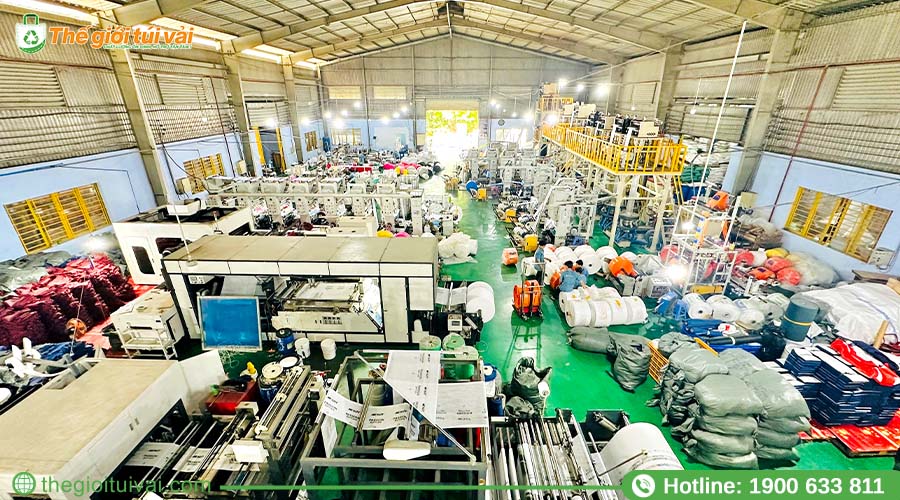 Dây chuyền sản xuất túi vải quy mô lớn tại nhà máy Thế Giới Túi Vải Dây chuyền sản xuất túi vải quy mô lớn tại nhà máy Thế Giới Túi Vải