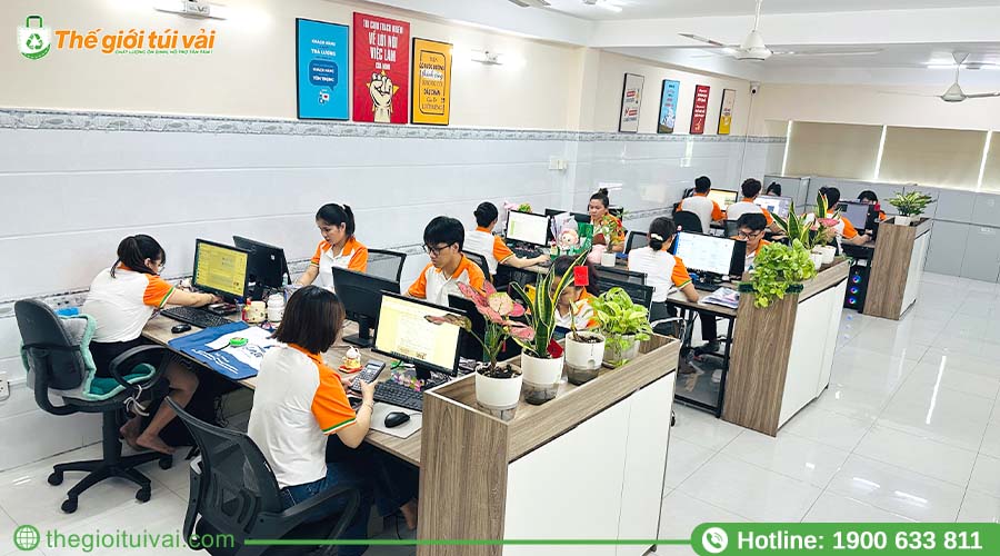 Đội ngũ nhân viên tư vấn chuyên nghiệp tại Thế Giới Túi Vải