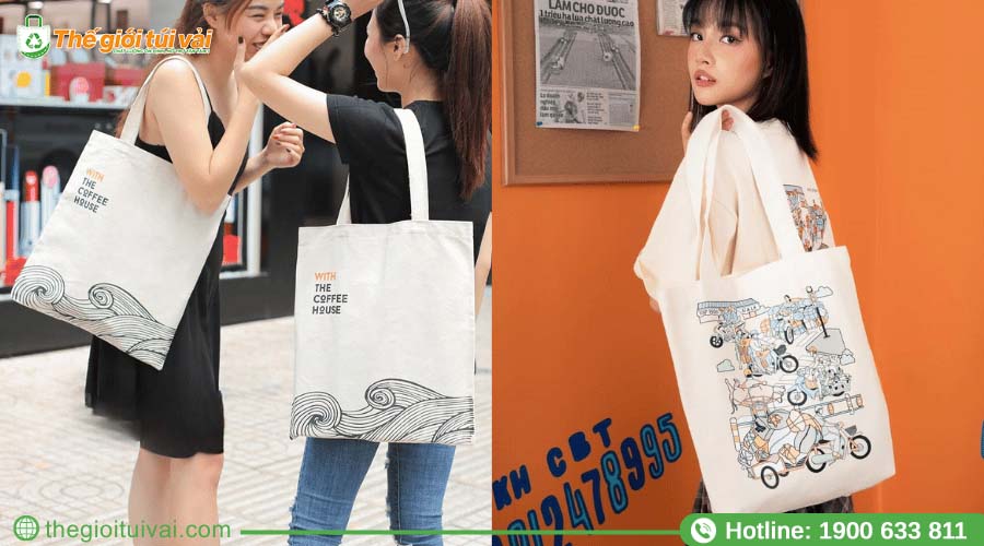 Giới trẻ đeo túi tote trắng in logo thương hiệu đi dạo phố Giới trẻ đeo túi tote trắng in logo thương hiệu đi dạo phố