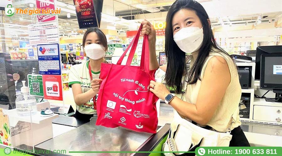 Khách hàng tại siêu thị đang sử dụng túi vải không dệt thay vì túi nilon Khách hàng tại siêu thị đang sử dụng túi vải không dệt thay vì túi nilon