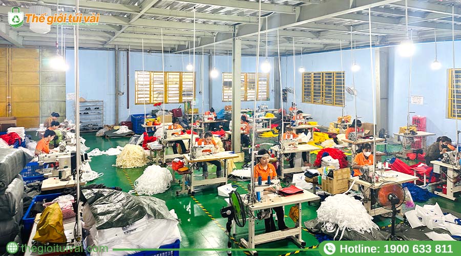 Không gian sản xuất túi vải thực tế tại nhà máy Thế Giới Túi Vải