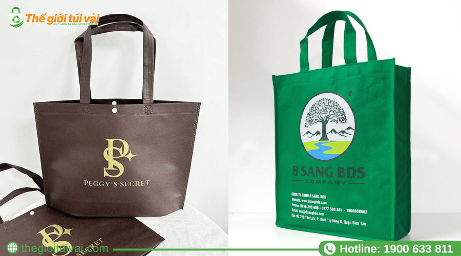 Logo được in lớn, nổi bật ở chính giữa mặt trước túi vải không dệt Logo được in lớn, nổi bật ở chính giữa mặt trước túi vải không dệt