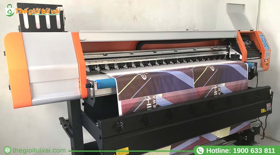 Máy in chuyển nhiệt đang in hình ảnh sắc nét