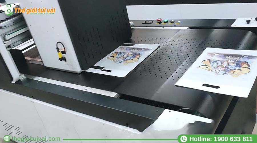 Máy in kỹ thuật số trực tiếp đang in lên túi vải không dệt