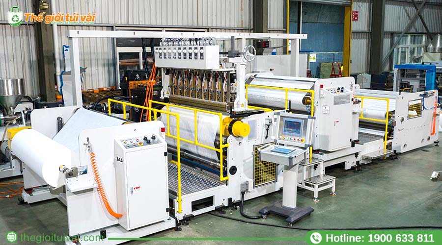 Máy móc tiên tiến hiện đại sản xuất túi vải tại xưởng Việt Tiến Máy móc tiên tiến hiện đại sản xuất túi vải tại xưởng Việt Tiến