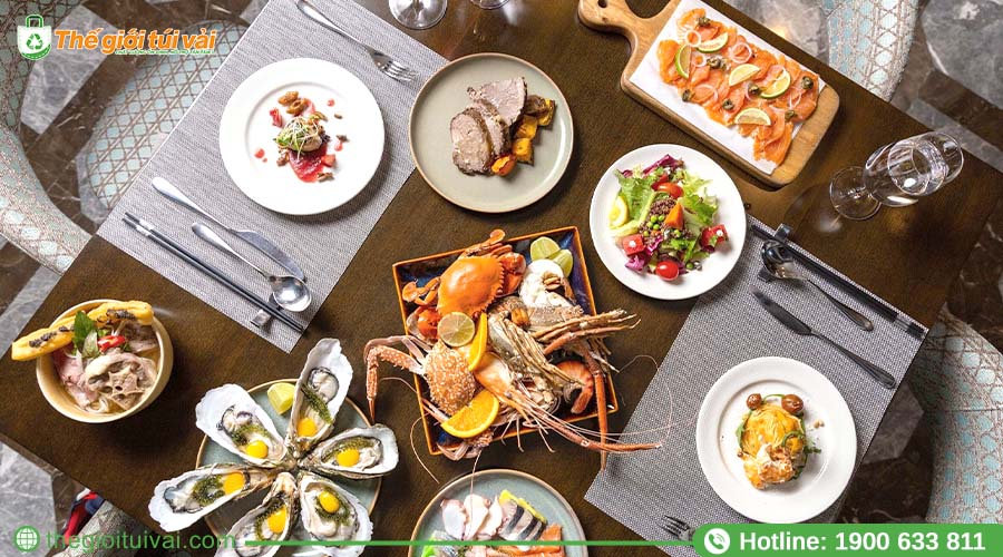 Món ăn được trình bày tinh tế tại nhà hàng của resort/khách sạn Món ăn được trình bày tinh tế tại nhà hàng của resort/khách sạn