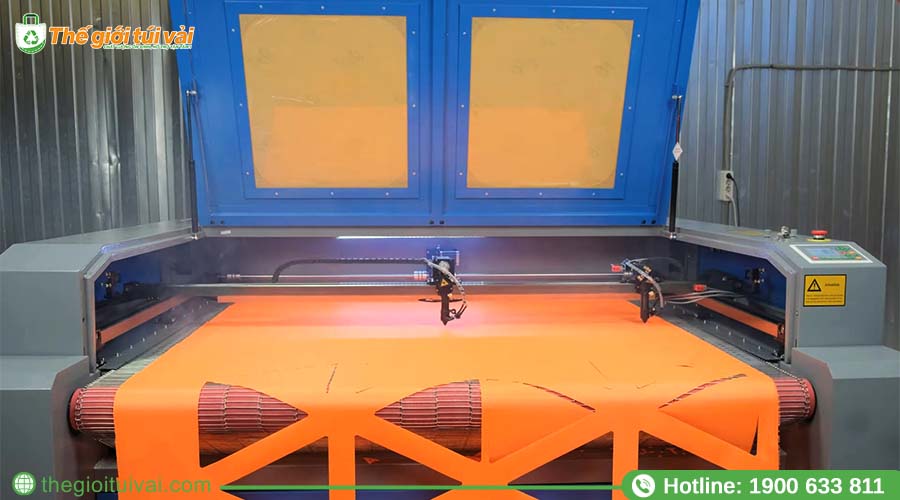 Máy cắt laser tự động đang cắt vải không dệt