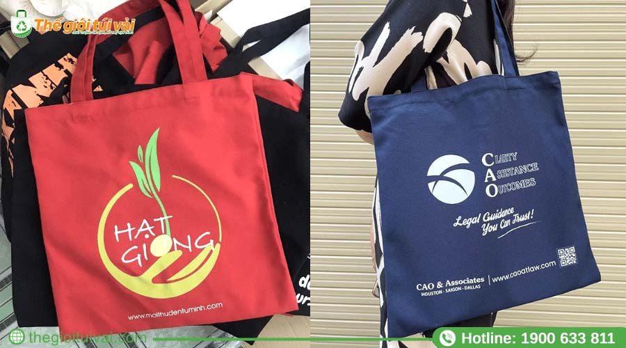 Một chiếc túi canvas với logo màu sắc tươi sáng sau nhiều lần giặt Một chiếc túi canvas với logo màu sắc tươi sáng sau nhiều lần giặt
