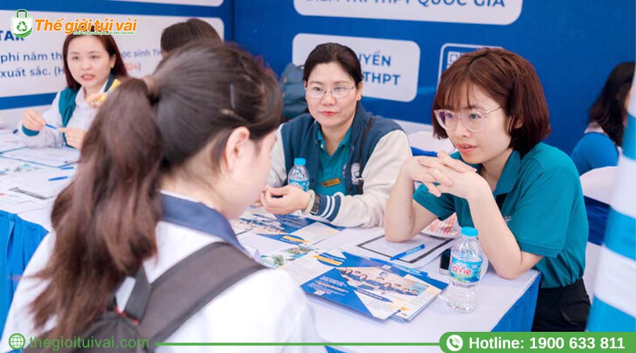 Nhân sự tư vấn đeo bảng tên, đồng phục gọn gàng