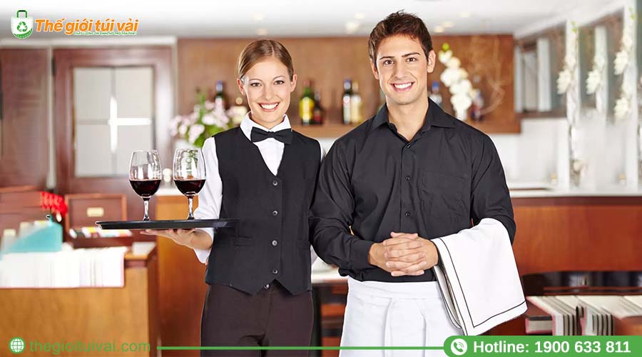 Nhân viên khách sạn phục vụ khách hàng tận tình Nhân viên khách sạn phục vụ khách hàng tận tình