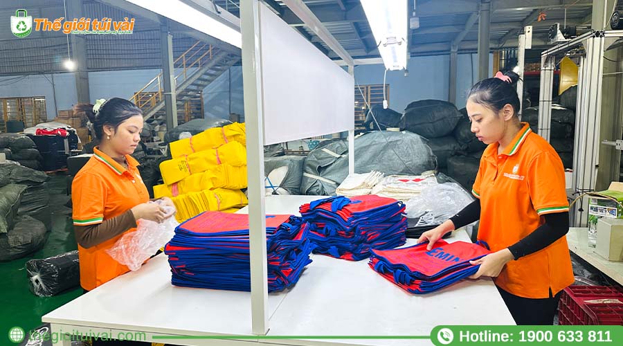 Nhân viên QC đang kiểm tra từng chiếc túi thành phẩm Nhân viên QC đang kiểm tra từng chiếc túi thành phẩm