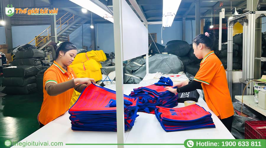 Nhân viên QC kiểm tra từng chiếc túi và quy trình đóng gói
