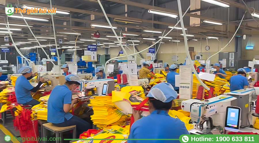 Nhân viên kiểm tra từng chiếc túi và đóng gói cẩn thận Nhân viên kiểm tra từng chiếc túi và đóng gói cẩn thận