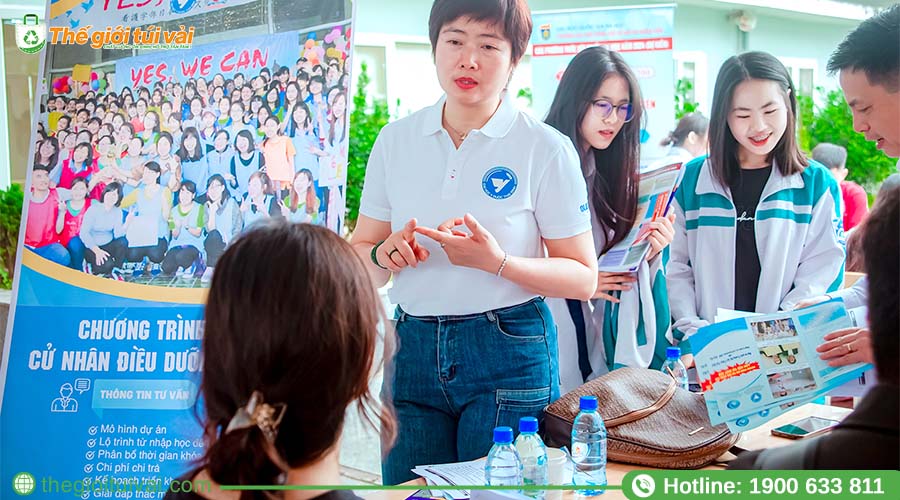 Phát cho phụ huynh quy trình làm hồ sơ tại mùa tuyển sinh Phát cho phụ huynh quy trình làm hồ sơ tại mùa tuyển sinh