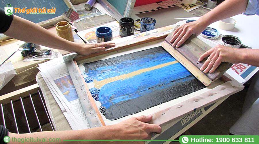 Quy trình in lụa trên túi vải không dệt