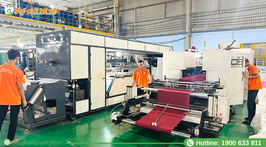 Quy trình sản xuất tại nhà máy đang diễn ra nhanh chóng Quy trình sản xuất tại nhà máy đang diễn ra nhanh chóng