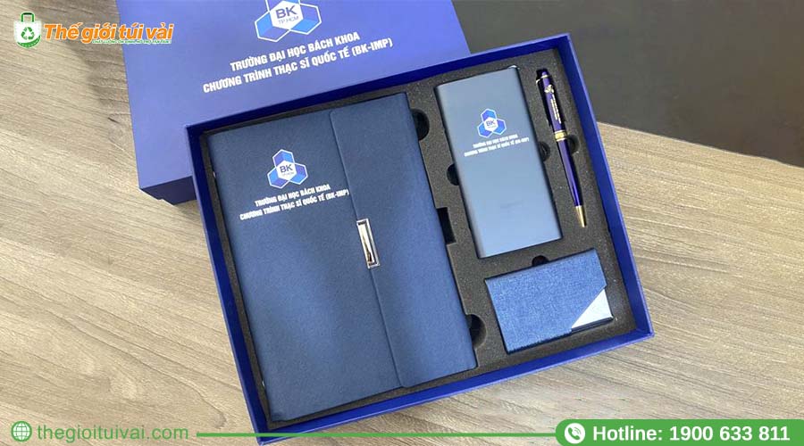 Sổ tay, bút, móc khóa in logo trường được trao tặng học sinh