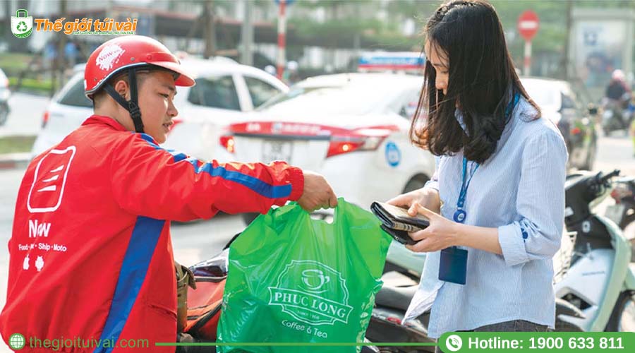 Shipper giao đồ ăn nhanh chóng cho khách hàng Shipper giao đồ ăn nhanh chóng cho khách hàng