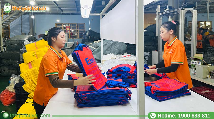 Túi vải không dệt được xếp ngay ngắn, chất lượng đồng đều Túi vải không dệt được xếp ngay ngắn, chất lượng đồng đều