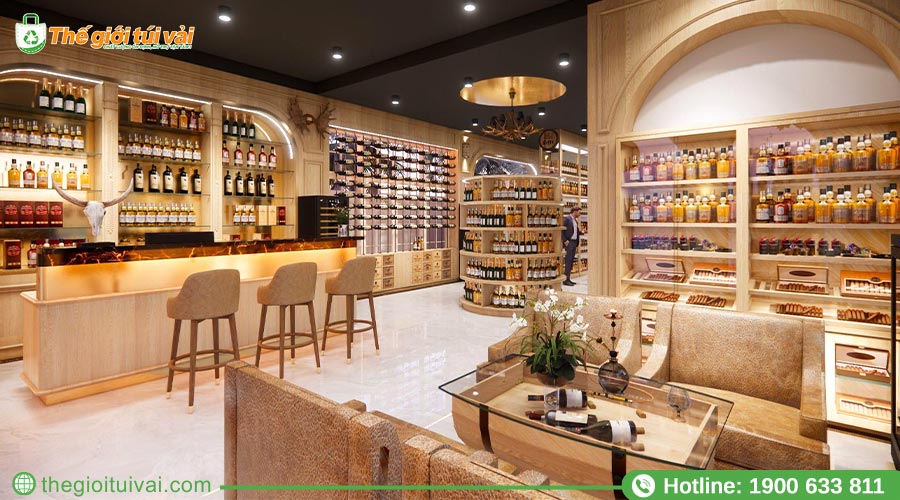 Lối đi thông thoáng, ánh sáng dịu và kệ rượu trưng bày khoa học Lối đi thông thoáng, ánh sáng dịu và kệ rượu trưng bày khoa học