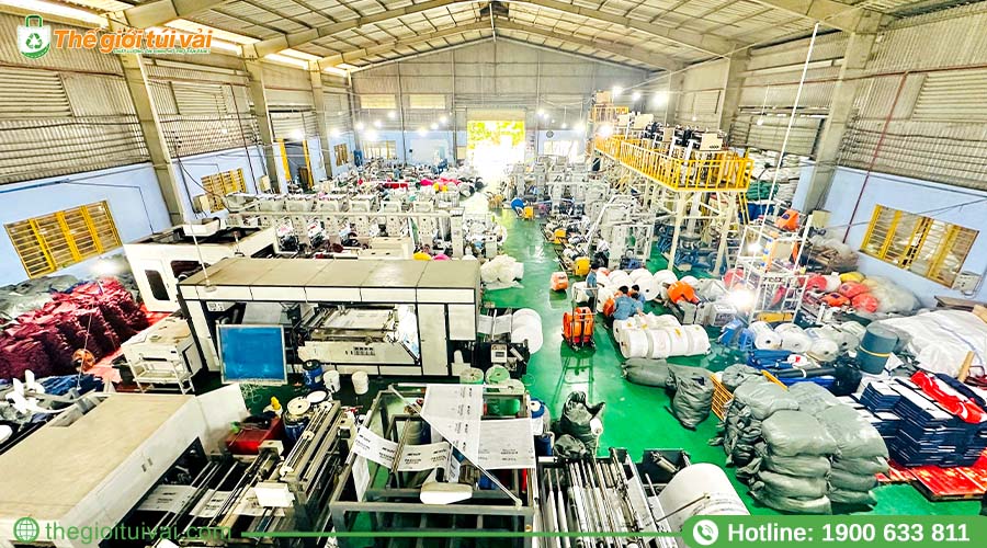 Toàn cảnh xưởng sản xuất túi vải bố với máy móc hiện đại Toàn cảnh xưởng sản xuất túi vải bố với máy móc hiện đại