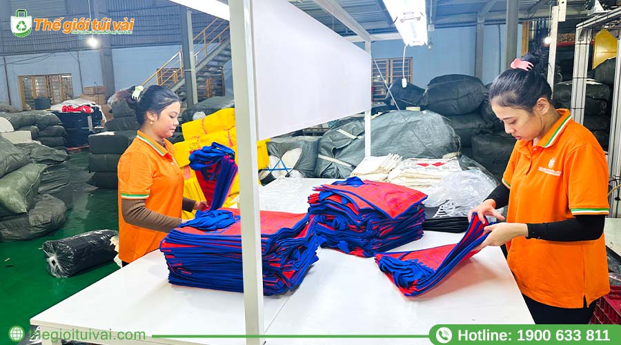 Nhân viên QC đang kiểm tra chất lượng vải Nhân viên QC đang kiểm tra chất lượng vải