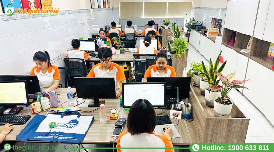 Nhân viên Thế Giới Túi Vải đang gửi bảng báo giá Nhân viên Thế Giới Túi Vải đang gửi bảng báo giá