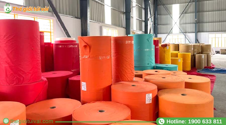 Kho nguyên vật liệu các cuộn vải không dệt Kho nguyên vật liệu các cuộn vải không dệt