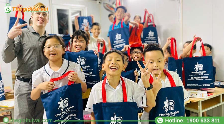 Học sinh nhận túi vải quà tặng từ trung tâm Học sinh nhận túi vải quà tặng từ trung tâm