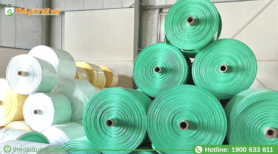 Thành phẩm các cuộn vải PP dệt được sản xuất Thành phẩm các cuộn vải PP dệt được sản xuất