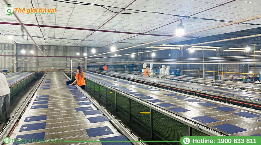 Kỹ thuật viên sử dụng phương pháp in lụa trên túi vải không dệt Kỹ thuật viên sử dụng phương pháp in lụa trên túi vải không dệt