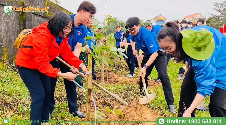 Trồng cây xanh góp phần giữ gìn môi trường sống Trồng cây xanh góp phần giữ gìn môi trường sống
