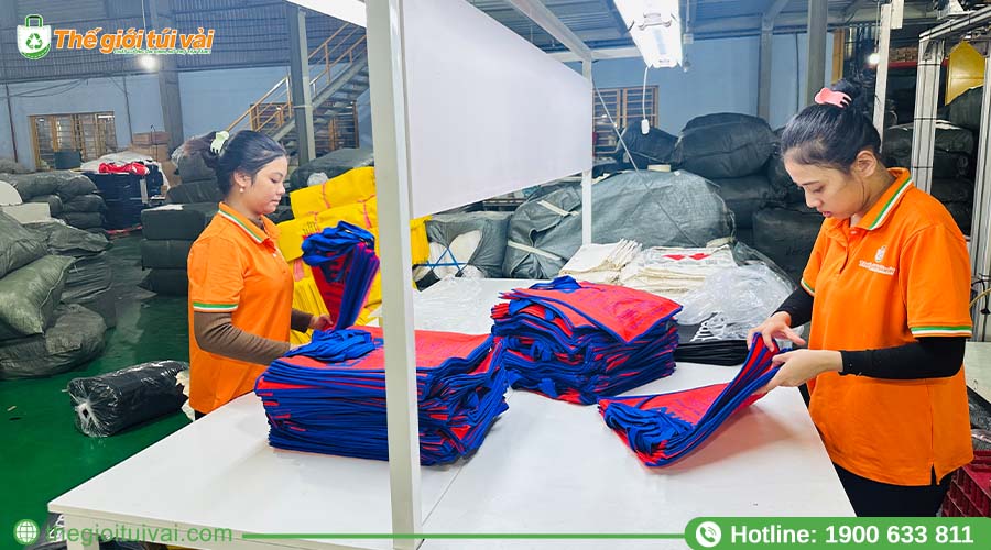 Nhân viên QC đang kiểm tra tổng thể sản phẩm trước khi đóng gói Nhân viên QC đang kiểm tra tổng thể sản phẩm trước khi đóng gói