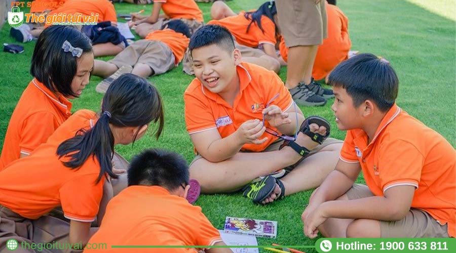 Học viên cùng nhau tham gia hoạt động team-building ngoài trời Học viên cùng nhau tham gia hoạt động team-building ngoài trời