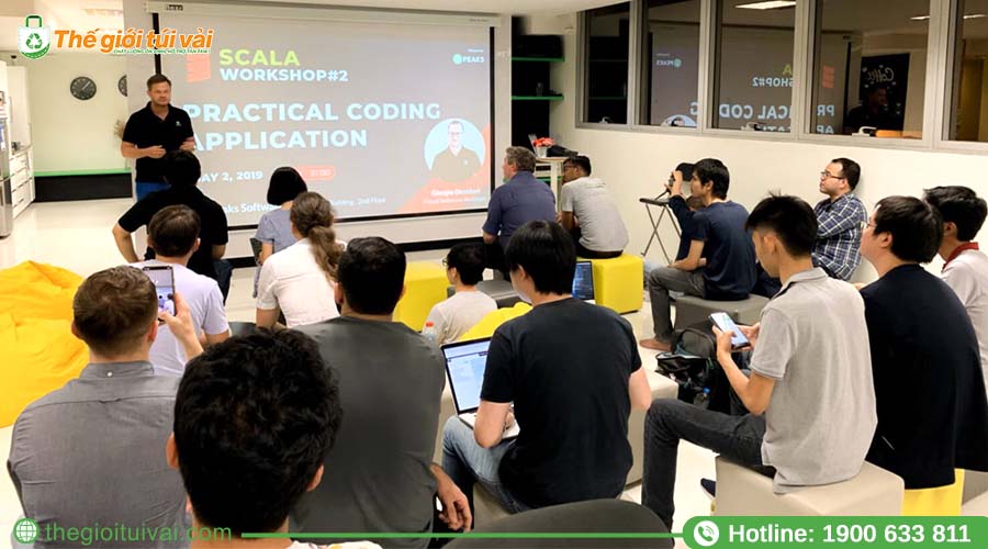 Học viên lắng nghe trong không gian truyền cảm hứng Học viên lắng nghe trong không gian truyền cảm hứng