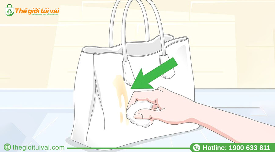Lau túi canvas nhẹ nhàng bằng khăn mềm Lau túi canvas nhẹ nhàng bằng khăn mềm