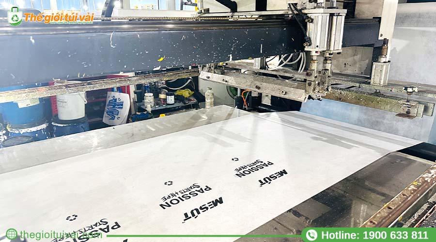 Máy in lụa cuộn tự động đang in trên vải không dệt Máy in lụa cuộn tự động đang in trên vải không dệt