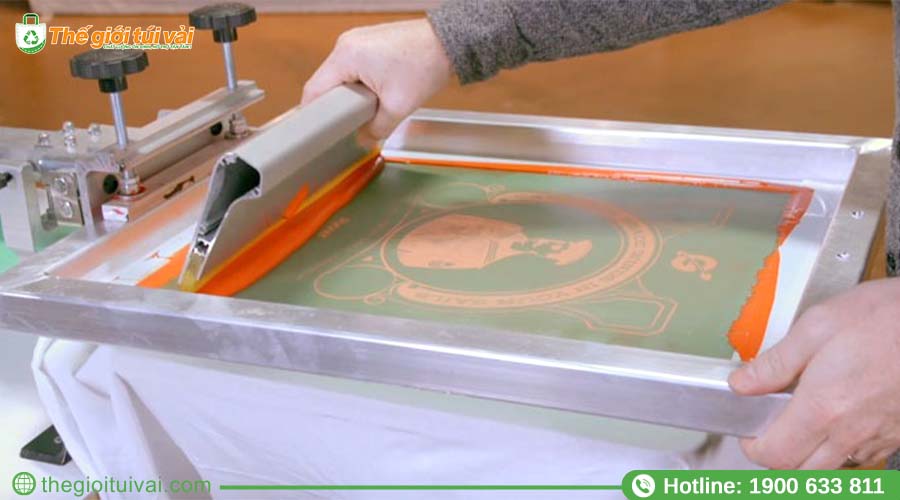 Quy trình in lụa thủ công trên túi vải không dệt Quy trình in lụa thủ công trên túi vải không dệt