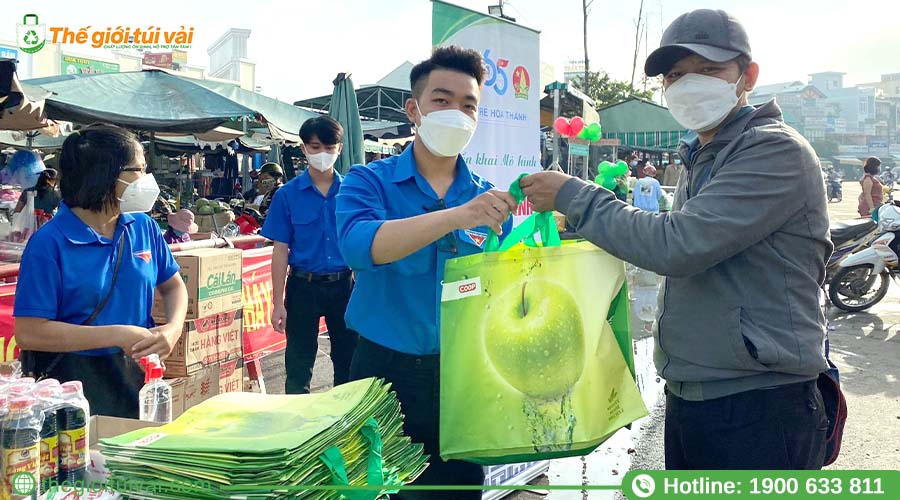 Khách hàng mang túi PP dệt khi đi mua sắm tại chợ Khách hàng mang túi PP dệt khi đi mua sắm tại chợ