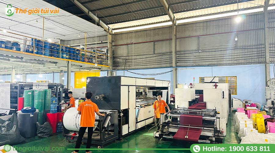 Nhân viên kỹ thuật kiểm tra chi tiết túi trước khi duyệt hàng loạt Nhân viên kỹ thuật kiểm tra chi tiết túi trước khi duyệt hàng loạt