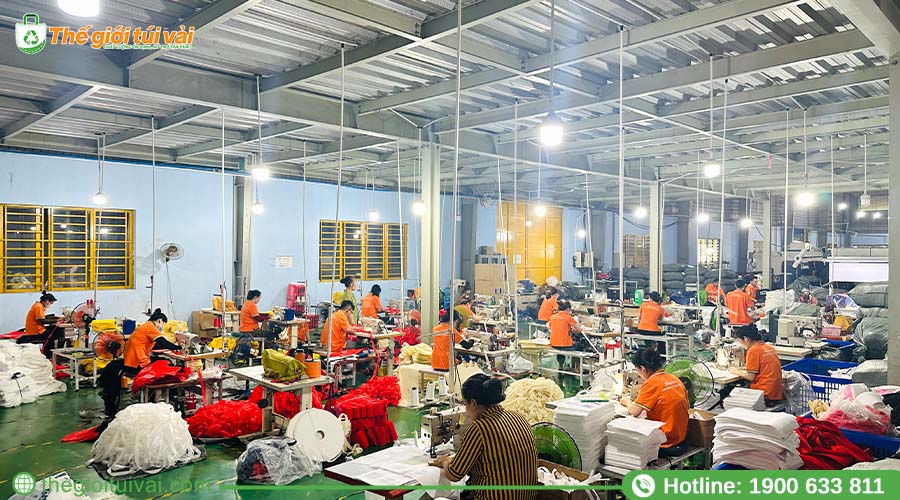 Đội ngũ thợ may chuyên nghiệp tại nhà máy Thế Giới Túi Vải Đội ngũ thợ may chuyên nghiệp tại nhà máy Thế Giới Túi Vải