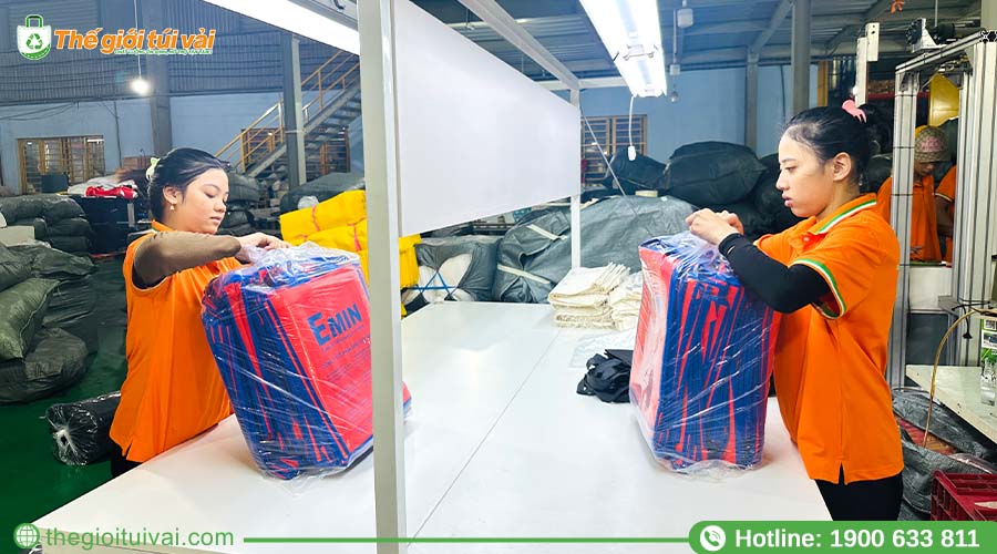 Cận cảnh khu vực đóng gói túi thành phẩm sẵn sàng giao hàng Cận cảnh khu vực đóng gói túi thành phẩm sẵn sàng giao hàng