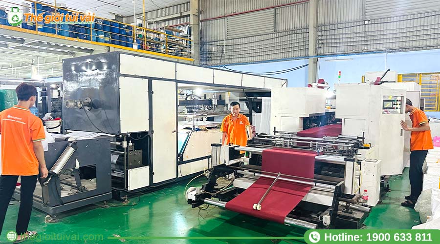 Vải được cắt theo kích thước thiết kế và đưa vào máy in Vải được cắt theo kích thước thiết kế và đưa vào máy in